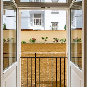 Petrin Tower Апарт-отель Прага